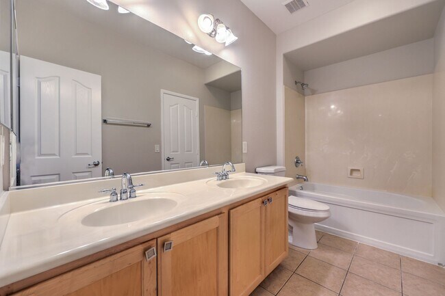 Building Photo - Gorgeous 6Bed/5Bath/4Car, 2-Story Home located in the Mountains Edge