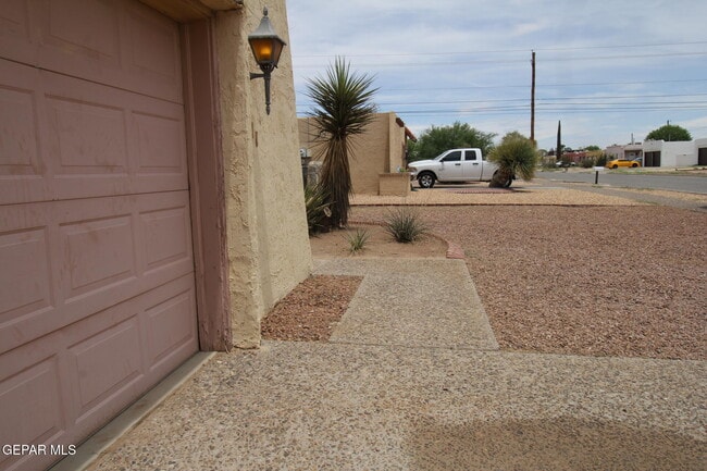 Building Photo - 10711 Ivanhoe Dr