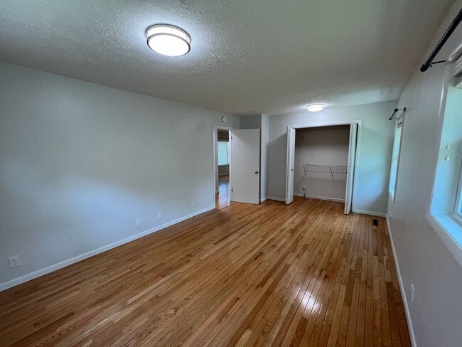 Building Photo - The Little Bungalow of Your Dreams Near East Bay! 2BR / 1BA Long-Term Rental