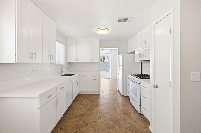 Building Photo - "Modern Comfort Close to Nellis Airforce Base: Spacious 3-Bed Home with 2.5 Baths in Vibrant Las ...