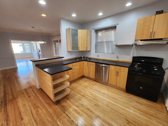 Building Photo - 6210 N Francisco Ave