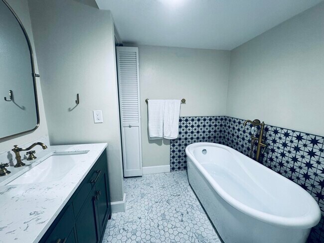 Building Photo - 12260 Sag Harbor Ct