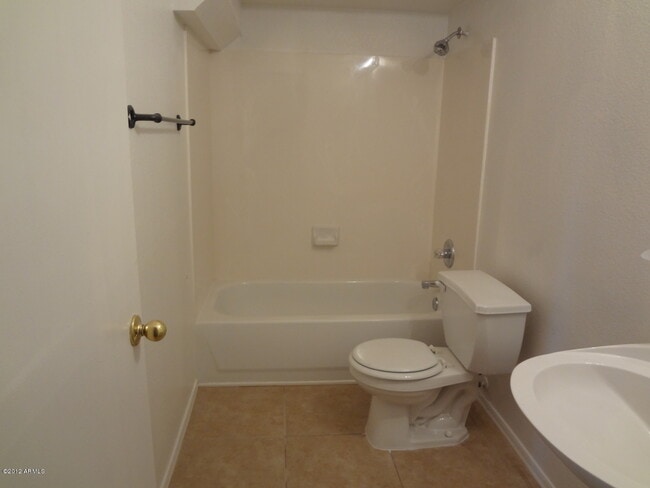 Building Photo - 1576 E Windsor Dr