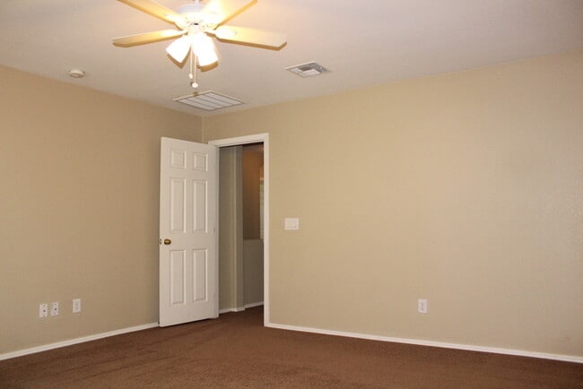 Building Photo - Beautiful 4 bedroom 2.5 bath home located ...