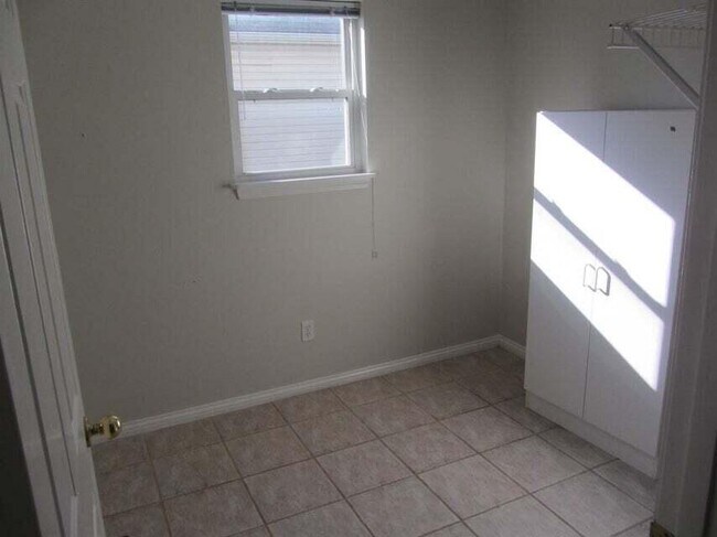 Building Photo - 537 Forest Hill Dr