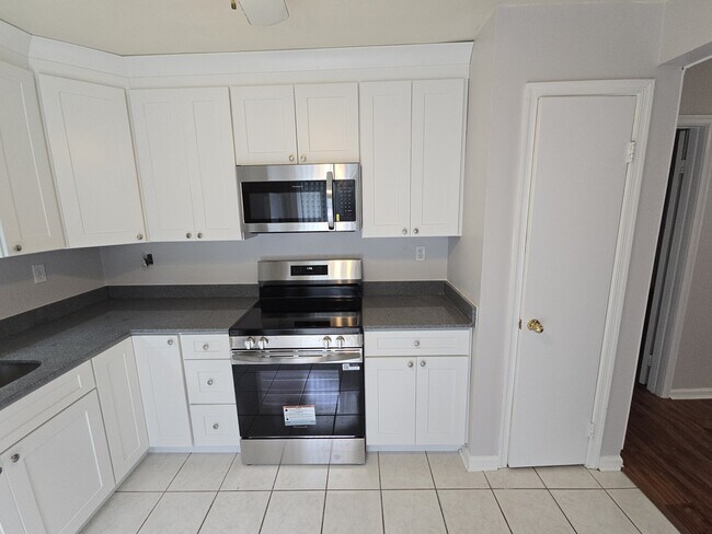 Building Photo - 5360 Chatham Hall Dr