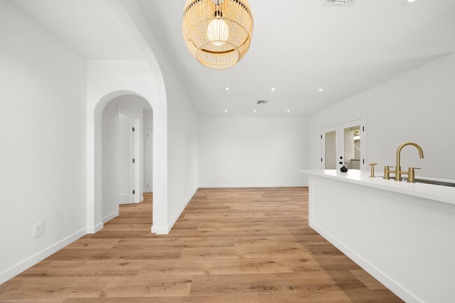 Building Photo - 7418 Romaine St