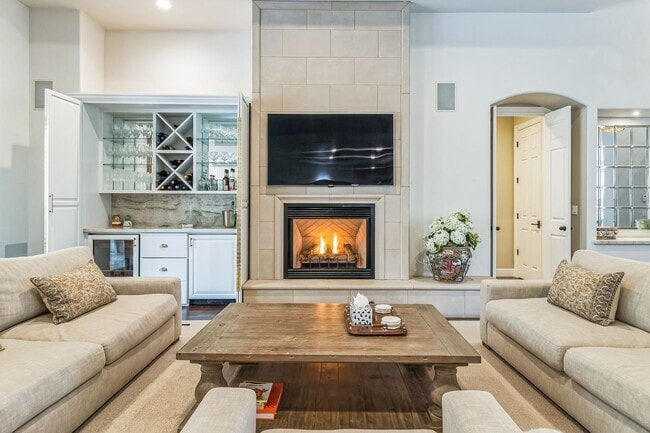 Building Photo - Luxurious Furnished Spanish-Style Home wit...