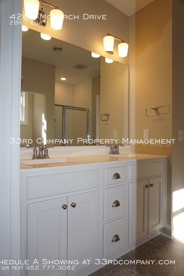 Building Photo - Easy Living, One-Level Woodbury Villa!