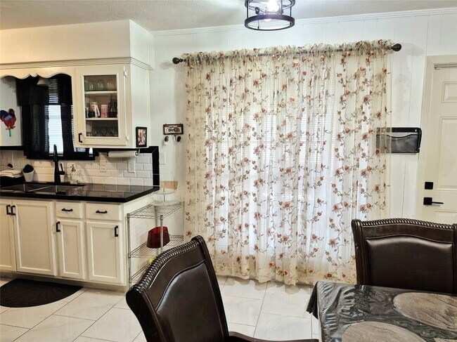 Building Photo - 854 Shawnee St