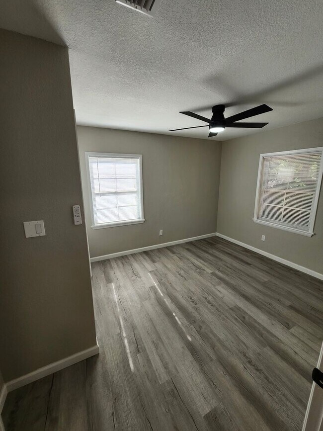 Building Photo - 509 Famcee Ave