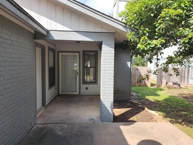 Building Photo - 515 Luther Dr