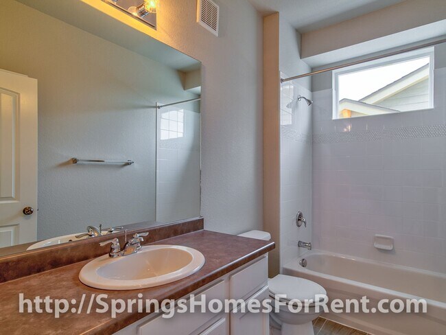 Building Photo - Rockrimmon Townhouse with Two Car Garage