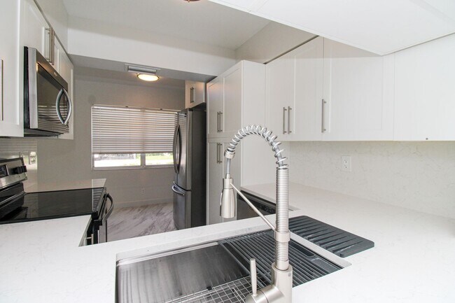 Building Photo - 2/2 REMODELED UNFURNISHED CONDO 1ST FLOOR ...