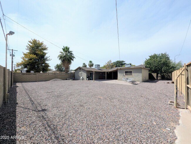 Building Photo - 2443 E Earll Dr