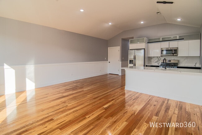 Building Photo - Penthouse 3 bed 2 bath near Washington Park