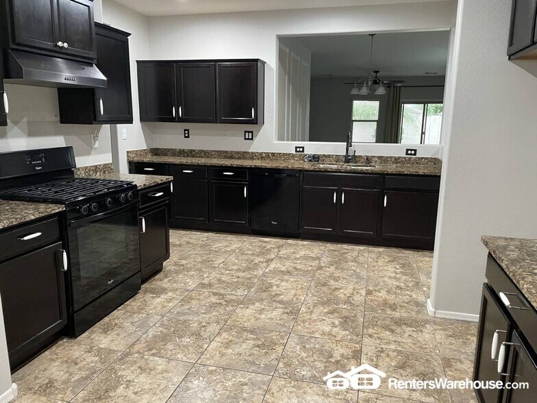 Building Photo - 10802 W Saddlehorn Rd