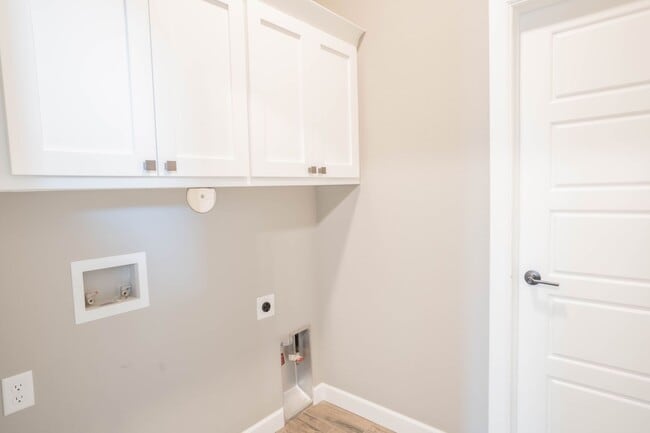 Building Photo - Prime Location! New build, 4 bed/ 2 bath!