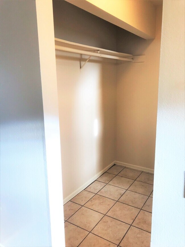 Building Photo - Adorable studio in desirable Burbank area!