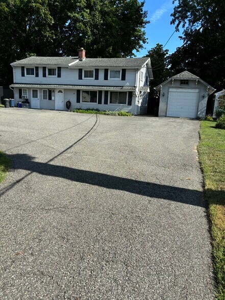 Building Photo - 10 E Lake Ter