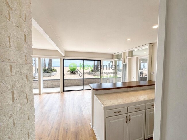 Building Photo - 1510 W Oceanfront