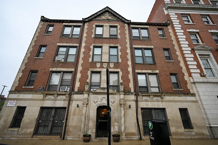 Building Photo - 3346 N Marshfield Ave