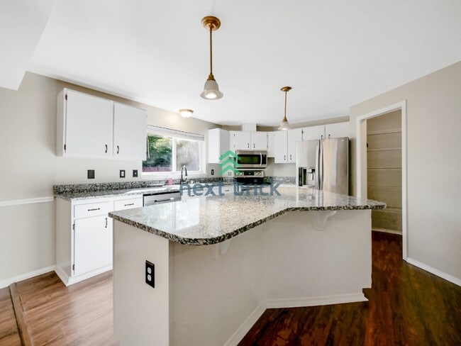 Building Photo - Spacious 3 Bedroom 2.5 Bath Highland Park Home.