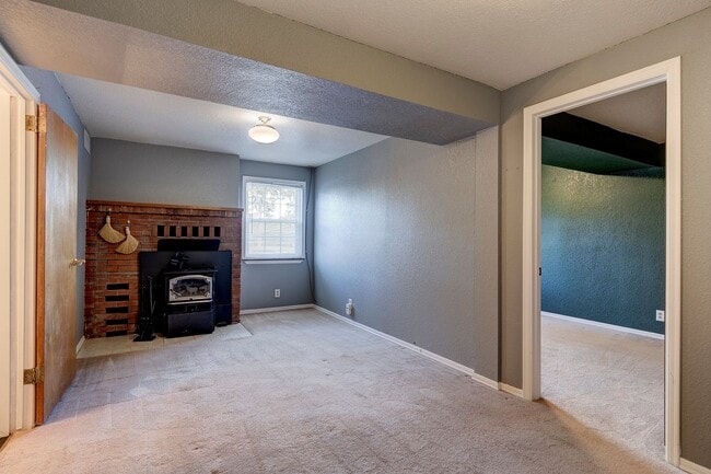 Building Photo - Charming 2-Bedroom Home with Bonus Room Ne...