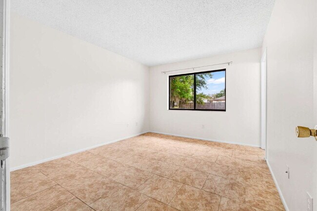 Building Photo - Recently updated 3BR, 2BA in The Shores