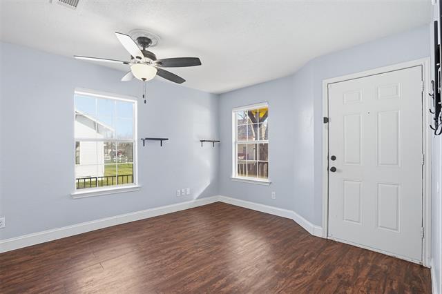 Building Photo - 209 E Lone Star St