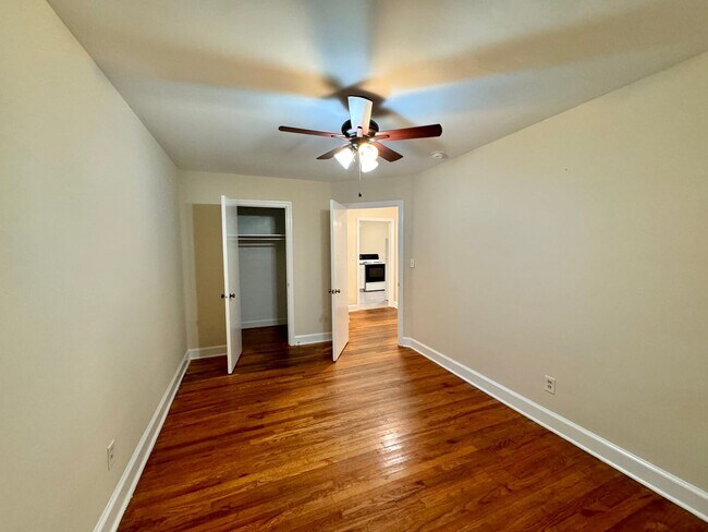 Building Photo - Walk to UNC and Merritt's Store!