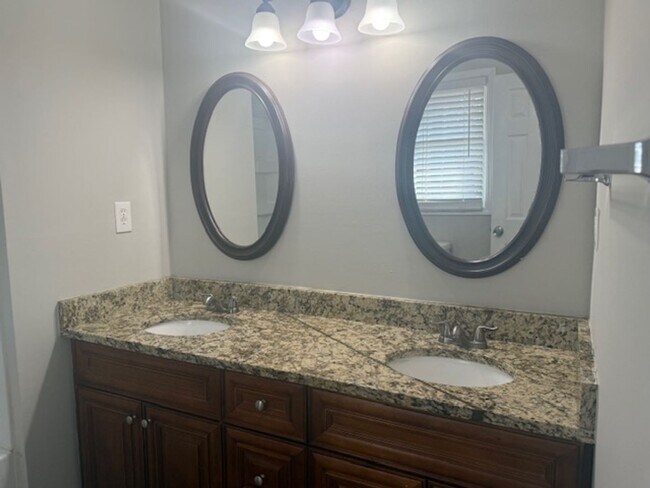 Building Photo - Beautifully Updated 5BR / 3.5 Bath Brick Ranch with Finished Basement!