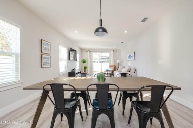 Building Photo - 817 7th Ave N