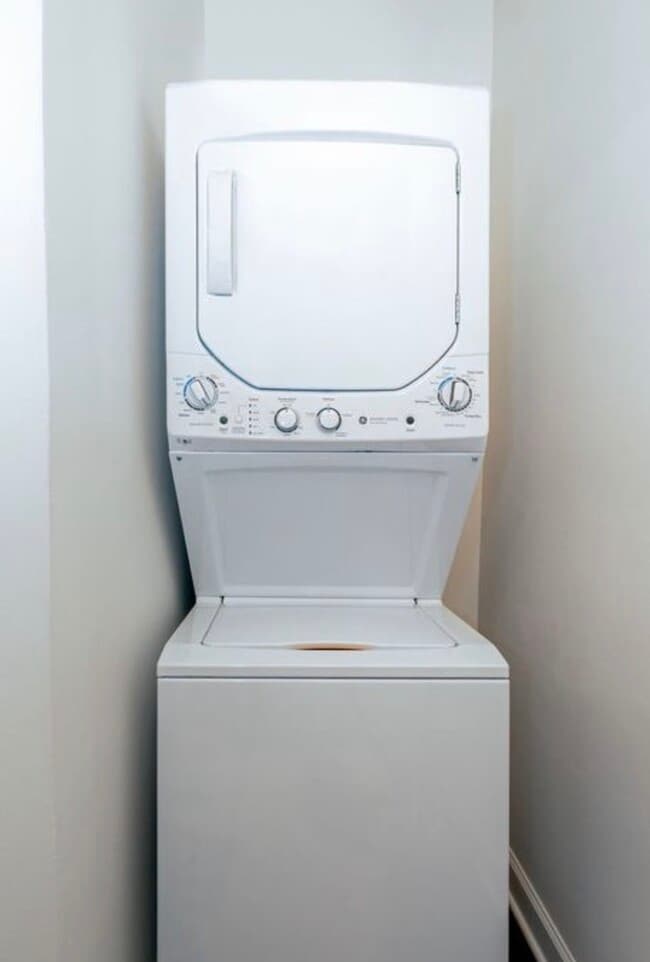 Building Photo - 2207 W School St