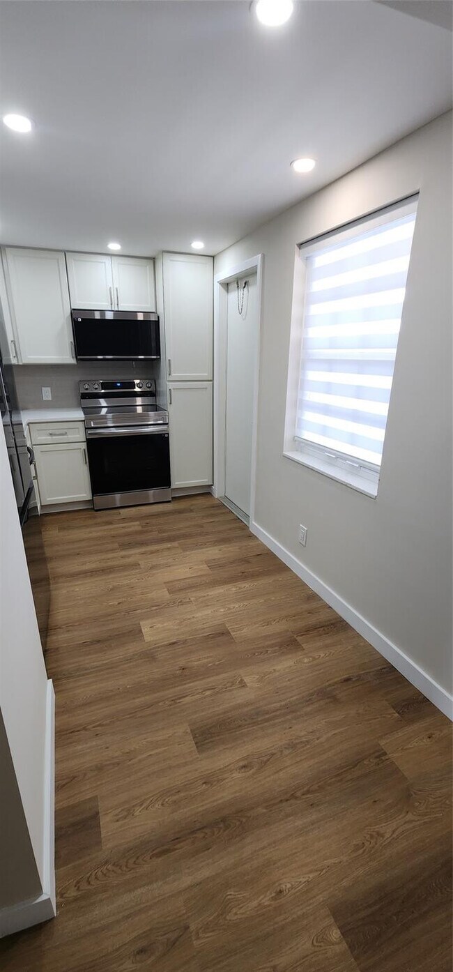 Primary Photo - 3150 N Palm Aire Dr