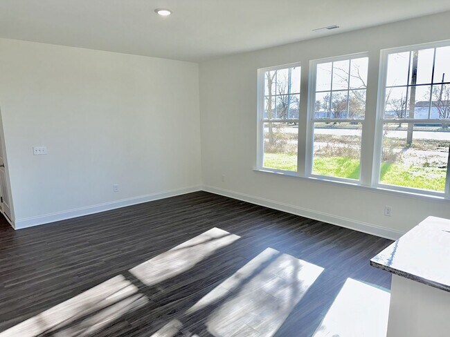 Building Photo - Bed 2.5 Bath End Unit Townhome In a Prime Location!!
