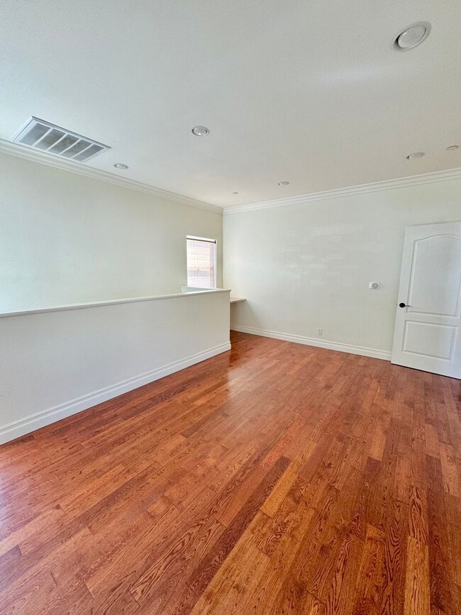 Building Photo - MUST SEE!!!!!