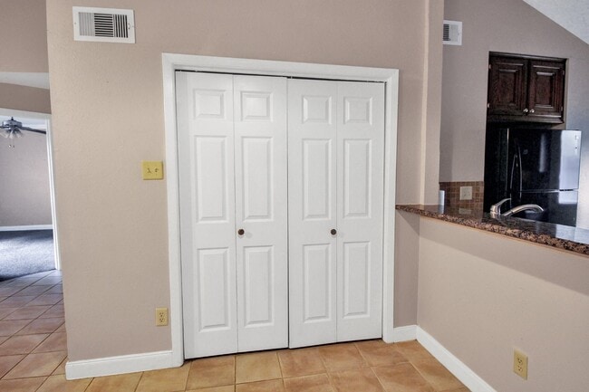 Building Photo - 12630 Summer Mill Dr