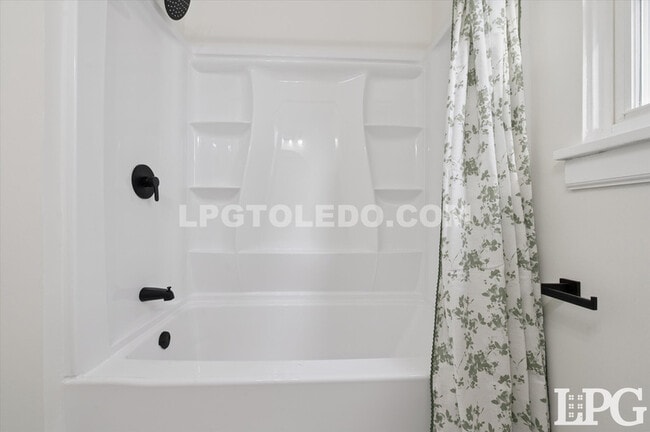 Building Photo - 2736 Northwood Ave