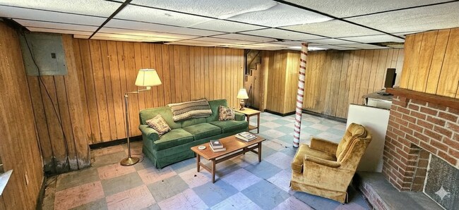 Building Photo - Spacious 5-Bedroom Bellevue Home with Sunroom & Massive Backyard