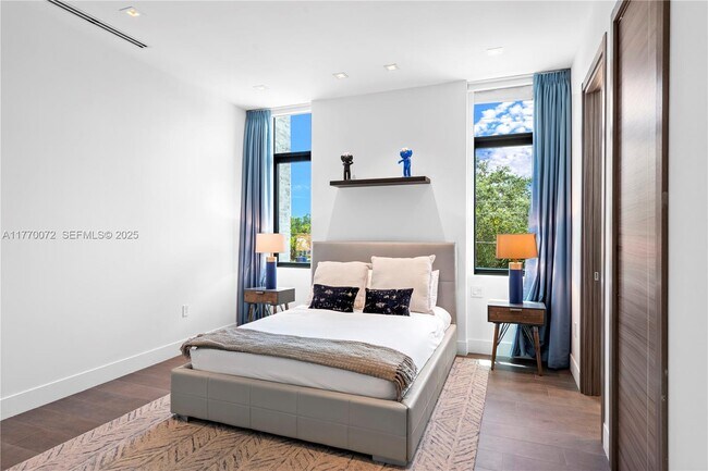 Building Photo - 1400 Bayview Dr