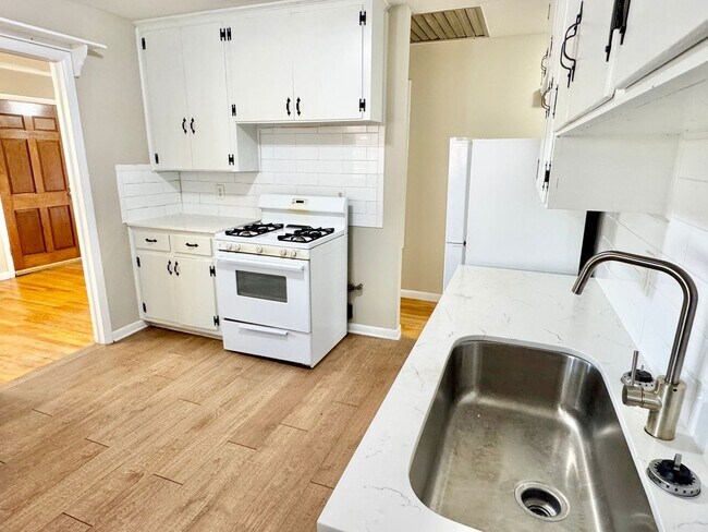 Building Photo - Charming 3-Bedroom Home with Cozy Living Spaces!