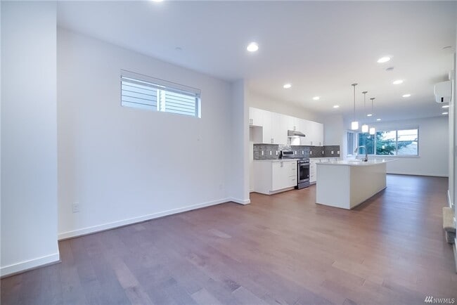 Building Photo - 15723 NE 14th Ter