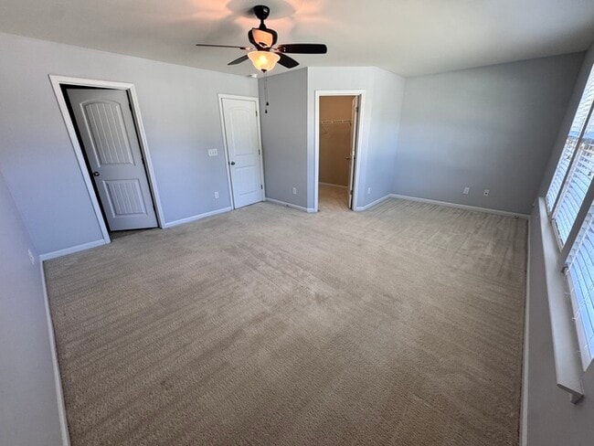 Building Photo - MOVE IN READY! 3 Bed 2.5 Bath Town Home