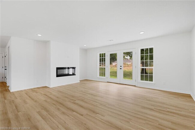 Building Photo - 2020 Country Club Ave