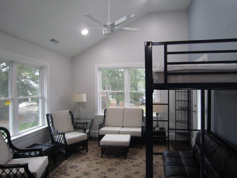 LR w/ Cathedral Ceiling & Ceiling Fan - 20527 Washington St