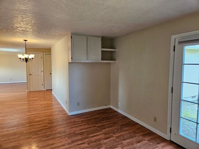 Building Photo - 3Bd/2Ba Single Story Home-For viewing!