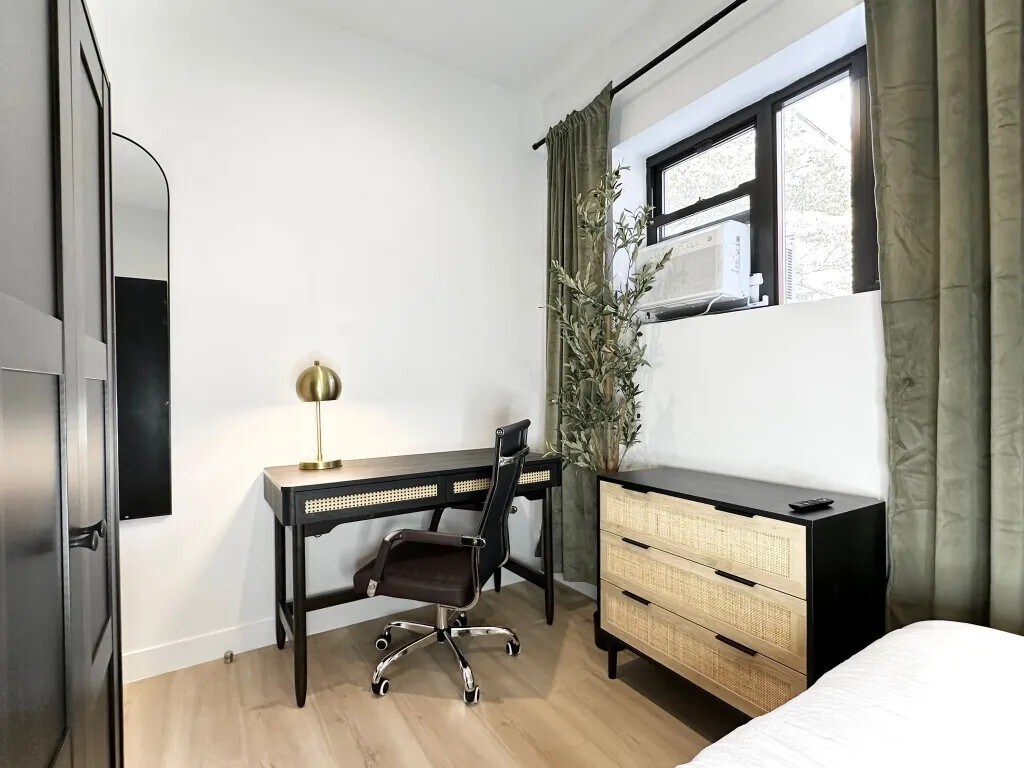 Building Photo - Furnished room/NOT APARTMENT