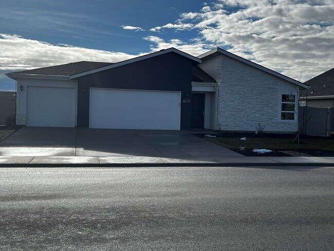Building Photo - Never Lived in Brand New 4 bedroom 2 bathroom Home in Middleton.