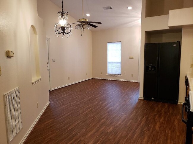 Building Photo - 822 Tangle Oaks Dr